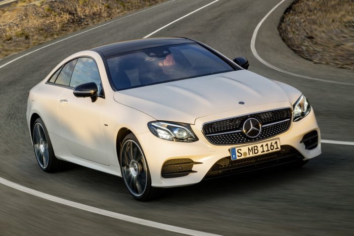 Megérkezett a Mercedes E-osztály legkecsesebb típusa 13 Opciós extra a többkamrás, adaptív (négy állásban állítható) légrugózás, amihez fokozatmentesen változó, kerekenként szabályozott csillapítás társul.