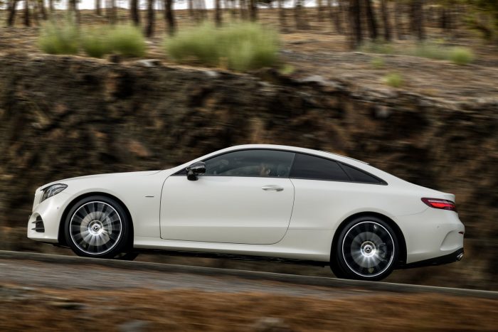 Megérkezett a Mercedes E-osztály legkecsesebb típusa 10 Az E200 és az E300 közös, kétliteres blokkra épül, az előbbi 184, utóbbi 245 lóerőt ad le. A jelenlegi csúcsmodell az E400, ennek 333 lóerős, háromliteres, hathengeres motorja 480 Nm-t tud, amivel 5,3 másodperc alatt gyorsul 100 km/órára az autó.