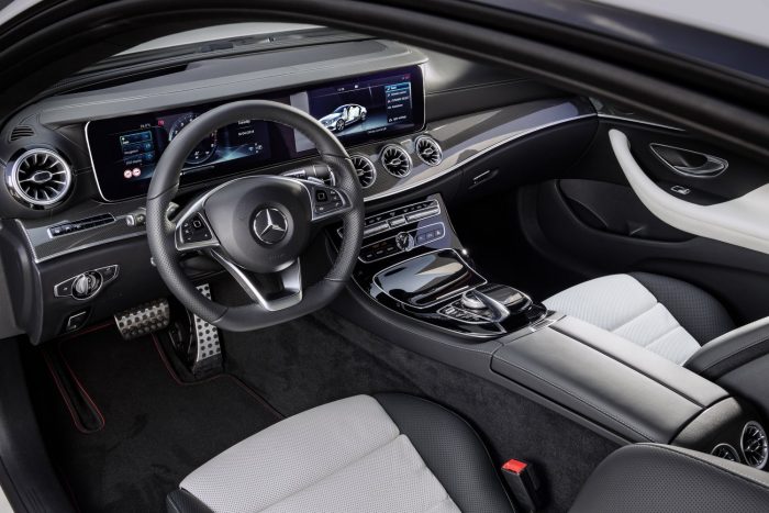 Megérkezett a Mercedes E-osztály legkecsesebb típusa 14 Nem kell indítókulcs: a felhasználó okostelefonja adja le (csak közvetlen közelről működő NFC kommunikációval) a zár oldásához szükséges kódot. Miután beszálltunk, a teló vezeték nélkül csatlakozik rá a külső antennára, töltéséhez szintén nem kell kábeleket dugdosni. Ha mégis megtesszük, Apple CarPlay vagy Android Auto interfészen keresztül irányíthatjuk a készüléket menet közben.