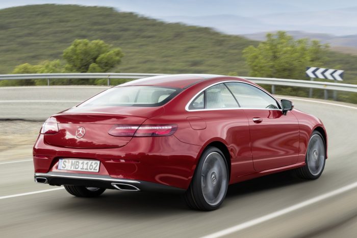 Megérkezett a Mercedes E-osztály legkecsesebb típusa 12 Szintén a szériakivitel része a 15 mm-rel ültetett futómű, opciós adaptív csillapítással, háromféle beállítással (Comfort, Sport, Sport+).
