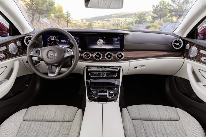 Megérkezett a Mercedes E-osztály legkecsesebb típusa 5 Hangvezérlés, érintőfelületek a kormánykeréken, kézírás-felismerés a központi kontrolleren, és néhány közvetlen kezelőszerv a klímának és néhány elsődleges vezetőtámogató funkciónak: a kezelési koncepció nem változott.