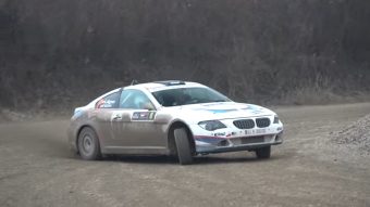 Hihetetlen látvány a porban csapató 6-os BMW