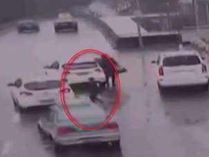 Elhagyta gyerekét a karácsonyi rohanásban ez az anyuka