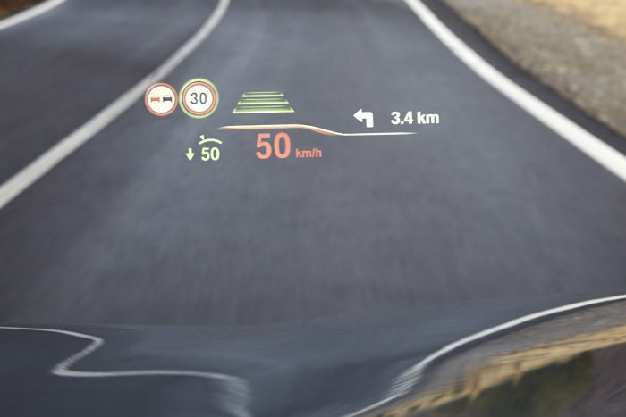 Új 5-ös BMW – Káprázat és parasztvakítás 86 70 százalékkal nagyobb a szélvédőre vetített kijelző felülete, színei is nagyon jók