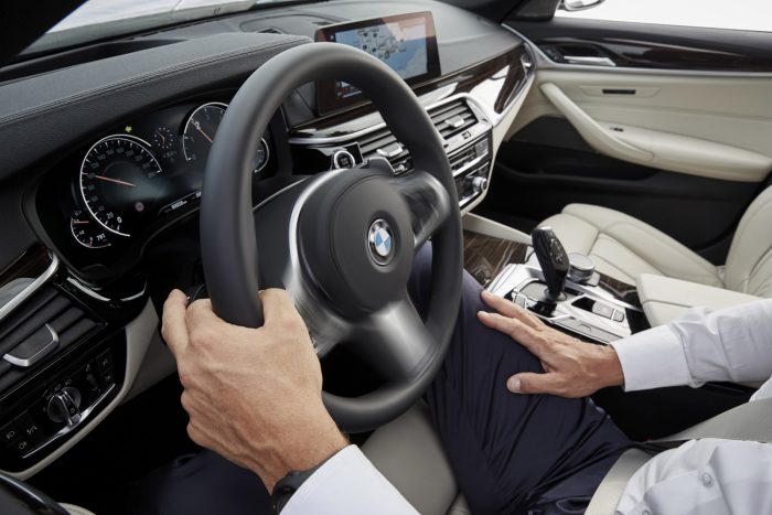 Új 5-ös BMW – Káprázat és parasztvakítás 83 Két mp-ig nyomva tartva az indexkart az E-osztályhoz hasonlóan az új 5-ös BMW is képes sávot váltani, ha szabad a pálya és nem jön valaki gyorsan hátulról