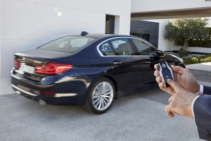 Új 5-ös BMW – Káprázat és parasztvakítás 88 Szűk garázzsal nagyon jól jön, hogy az irányba állított autó a kulcsról távirányítva ki- és beáll