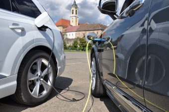 Új szabályok jönnek a villanyautók töltésére