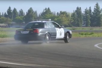 Így tanulnak a rendőrök vezetni