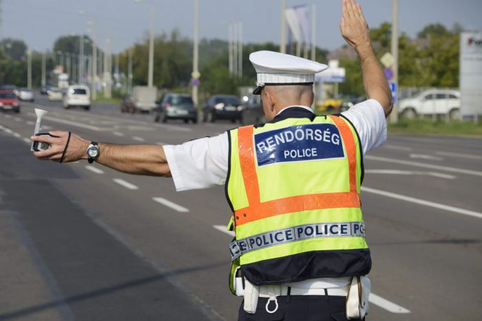 Nagy razzia indul, ellepik a rendőrök az utakat