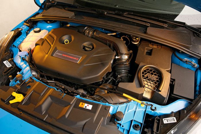 Ford egy BMW és egy Mercedes ellen 4 Meggyőző motorteljesítmény és kellően sportos morgás is társul hozzá