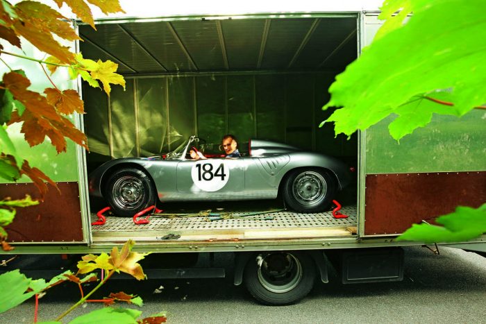 Próbát tettünk egy szívtipró hatvanas milliárdossal 1 Szállítják, kirakodják, és már lehet is vezetni. A Porsche Museum már csak ilyen