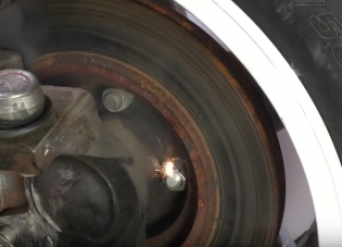 Zseniális látvány ahogy a lézer marja a rozsdát