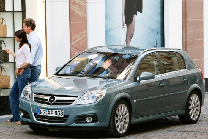 Használt autó – Veszélyes bátornak lenni? 9 2005-ben a modellfrissítéssel szebb lett az orr-rész de továbbra is megegyezik a C Vectráéval