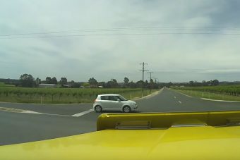 Kamion csapta szét a suzukist, videón a baleset