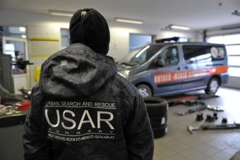 Lánctalpas járművet kaptak a speciális mentők