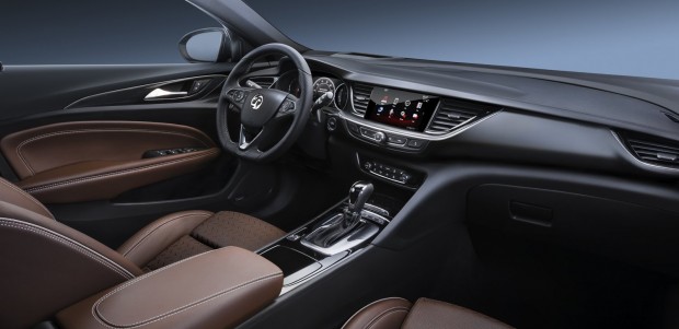 Fotókon a vadonatúj Opel Insignia 8 A vezető 3 centivel mélyebben ül, mint eddig, egészen más az ergonómia, jobb vezetési élményt ígér a cég. Minden szinten alapáras lesz a kulcs nélküli nyitás és indítás, fűtött ülésből akár négy is kérhető. Keret nélküli érintőképernyő, ösztönös használhatósággal. Apple CarPlay és Android Auto is lesz a fedélzeten, a Vauxhall OnStar szolgáltatás újdonsága a személyes segítő, akinél akár hotelszobát is foglalhatunk.