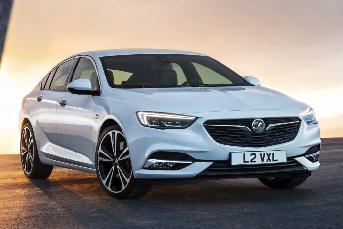 Fotókon a vadonatúj Opel Insignia 3 Egyértelműen felismerhetők a Monza tanulmányautó stílusjegyei. Mélyre nyúló hűtőmaszk, krómsávval kihangsúlyozott, kupés sziluett. A harmadik féklámpát a tetőperembe integrálták.