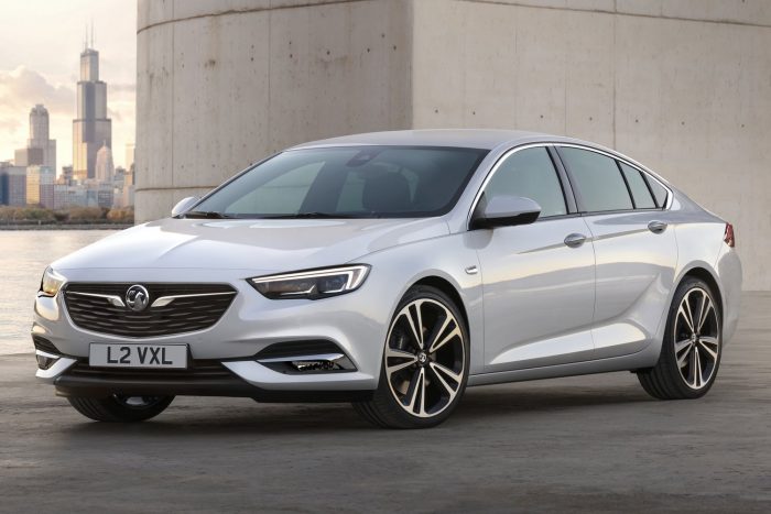 Fotókon a vadonatúj Opel Insignia 5 A „turbómotorok széles választékát” egyelőre nem részletezi a gyár. Nyolcfokozatú automata sebességváltó, szélesre húzott áttételekkel, finom és villámgyors váltásokkal. Kezdetben csak összkerékhajtással lesz rendelhető.