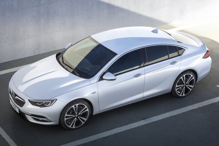 Fotókon a vadonatúj Opel Insignia 2 Többé-kevésbé azonos külső hossz mellett akár 175 kilóval könnyebb elődjénél. Csak a vázszerkezet 60 kilóval könnyebb. 29 mm-rel alacsonyabb tetővonal, 11 mm-rel szélesebb nyomtáv. A tengelytáv 92 mm-t nőtt, a túlnyúlások rovására.