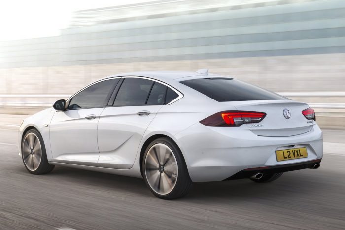 Fotókon a vadonatúj Opel Insignia 7 Új az összkerékhajtás: a hátsó differenciálmű helyébe két elektronikus vezérlésű, többtárcsás tengelykapcsoló lép. A hajtás képes szelektíven nyomatékot juttatni az egyes hátsó kerekekre, ami dinamikusabb, biztonságosabb vezetést enged.