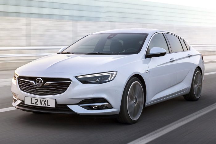 Fotókon a vadonatúj Opel Insignia 10 Továbbfejlesztették a FlexRide futóművet, adaptív lengéscsillapítás az átfogó üzemmód-választás (módosuló kormánymű, gázreakciók és váltási pontok) részeként.