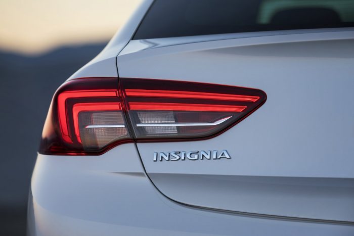 Fotókon a vadonatúj Opel Insignia 4 Iszonyú sok vezetőtámogató technológia, a 32 szegmensből álló IntelliLux mátrix LED fényszórótól a távolságtartó tempomaton át a sávban tartó és keresztirányú forgalmat figyelő rendszerekig.