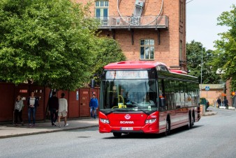 Megállás közben szippant fel áramot a svédek hibrid busza