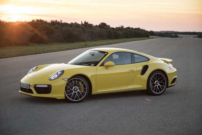 A világ legkirályabb kanyarjaira eresztett rá a Porsche 4 Űrhajósoknak simán a képzés része lehetne a 911 Turbo S rajtolása