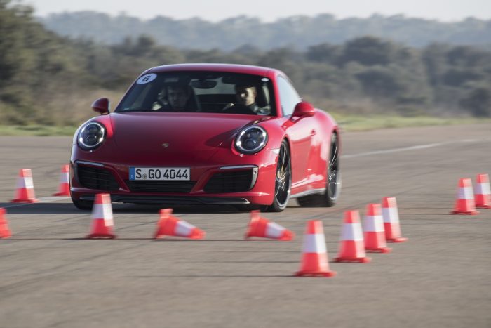 A világ legkirályabb kanyarjaira eresztett rá a Porsche 5 Észrevétlenül dolgozik a vezető alá a minden trükkel felvértezett 911