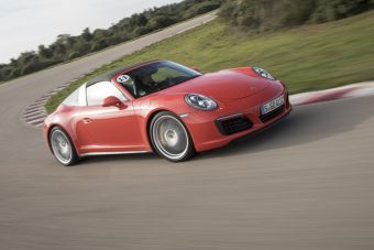 A világ legkirályabb kanyarjaira eresztett rá a Porsche