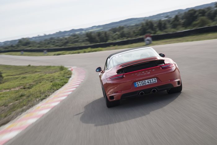A világ legkirályabb kanyarjaira eresztett rá a Porsche 7 A bója jelzi a kanyar csúcspontot, azt érintve jó a móka