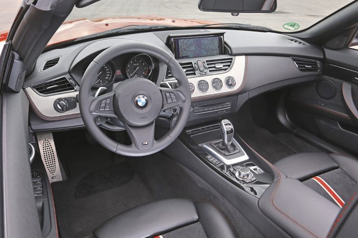 Nyitott tetővel izgalmasabb 5 Klasszikusan berendezett roadster belső, vaskos kormánykerékkel