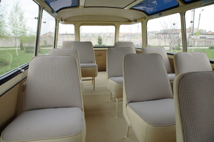 Volt idő, amikor az oroszok limuzinból fejlesztettek buszt 2 Jobb oldalt és a hátul is volt ajtaja.
