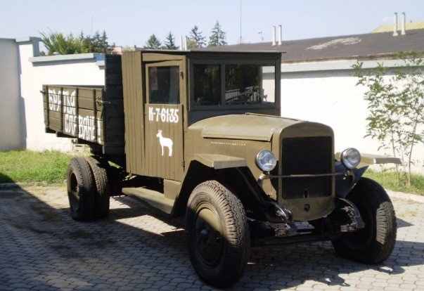 75 éves az Ural teherautógyár 1 ZiSZ 5V, mintha csak egy tyúkketrec lenne a fülke.