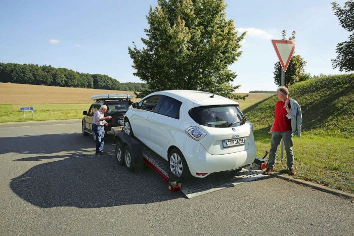 Mennyit bírnak a villanyautók? 2 A kis franciának csak pár száz métert kellett a tréleren megtennie