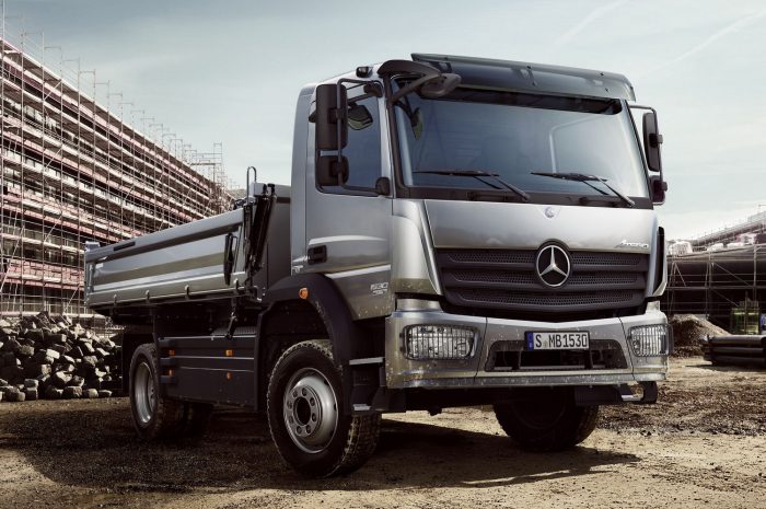 Öt Mercedes-visszahívás egy héten belül! 6 Mercedes-Benz Atego (2013.01.01. – 2016.12.21. közötti gyártás) A motor kábelkötegének a szigetelése megsérülhet az akkumulátornál, ami rövidzárlatot okozhat. A hiba következtében a jármű kigyulladhat, megszűnhet minden elektromos funkció és/vagy leállhat a motor, illetve a jármű mozgása kiszámíthatatlanná válhat.