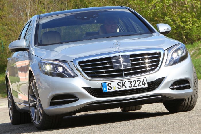 Öt Mercedes-visszahívás egy héten belül! 4 Mercedes-Benz C-, E- és S-osztály, valamint SL (2012.08. – 2015.10. közötti gyártás) A kormánymű szervo egységének tartókonzolját rosszul hegesztették a helyére, emiatt elképzelhető, hogy megszűnik az elektromos kapcsolat az érintkezők között, ez pedig a szervohatás átmeneti teljes megszűnését okozza.