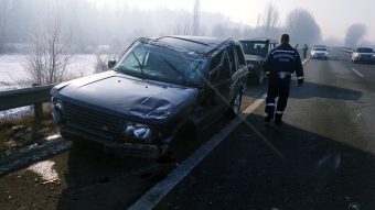 Fotókon az M2-esen szalagkorlátnak hajtott és felborult terepjáró