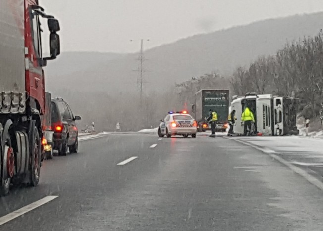 Átszakította a szalagkorlátot és felborult egy kamion az M1-esen