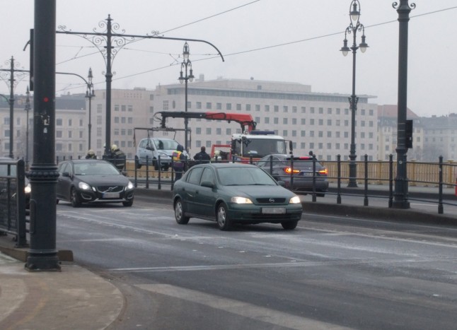 Villamosmegállóra hajtott egy autó a Margit hídon