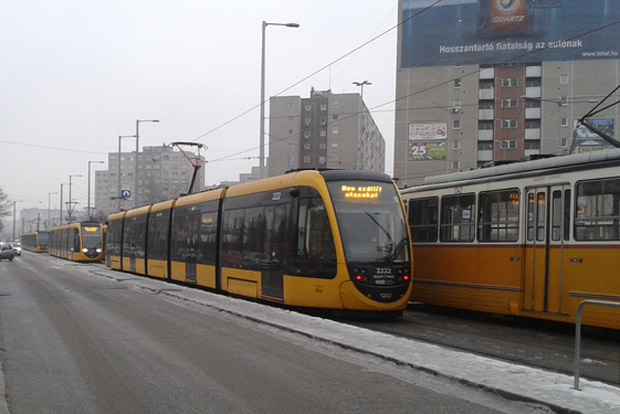 Az ónos eső lefagyasztotta a fonódó villamost