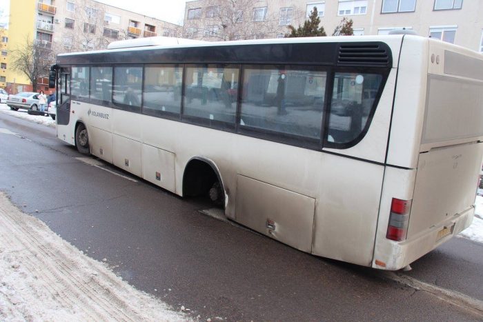 Elszabadult Volánbusz-kerék rombolt Cegléden