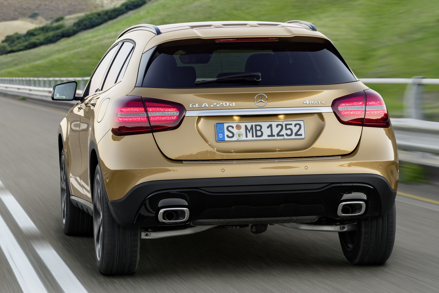 Mercedes GLA: krómban újult a crossover 14