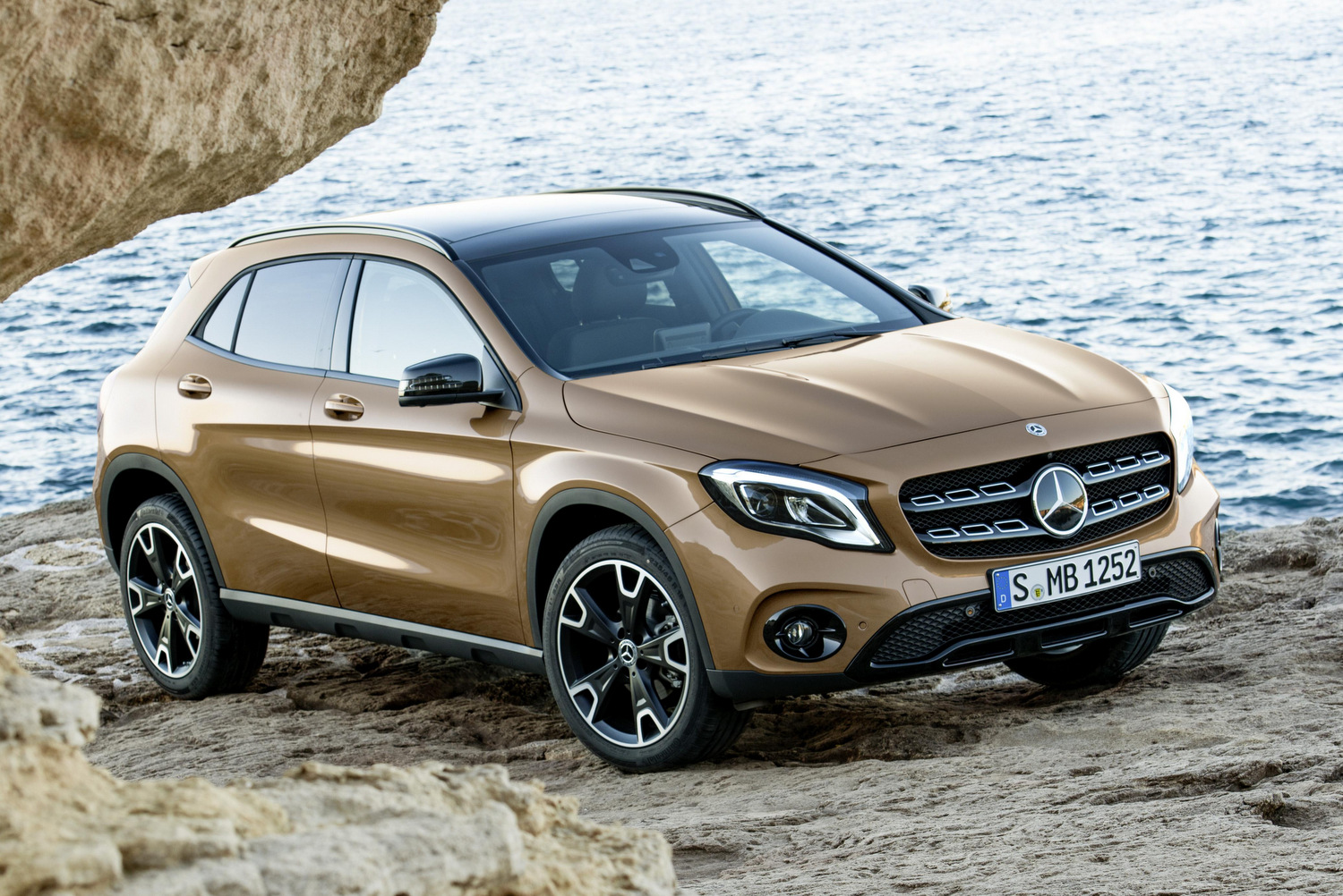 Mercedes GLA: krómban újult a crossover 18