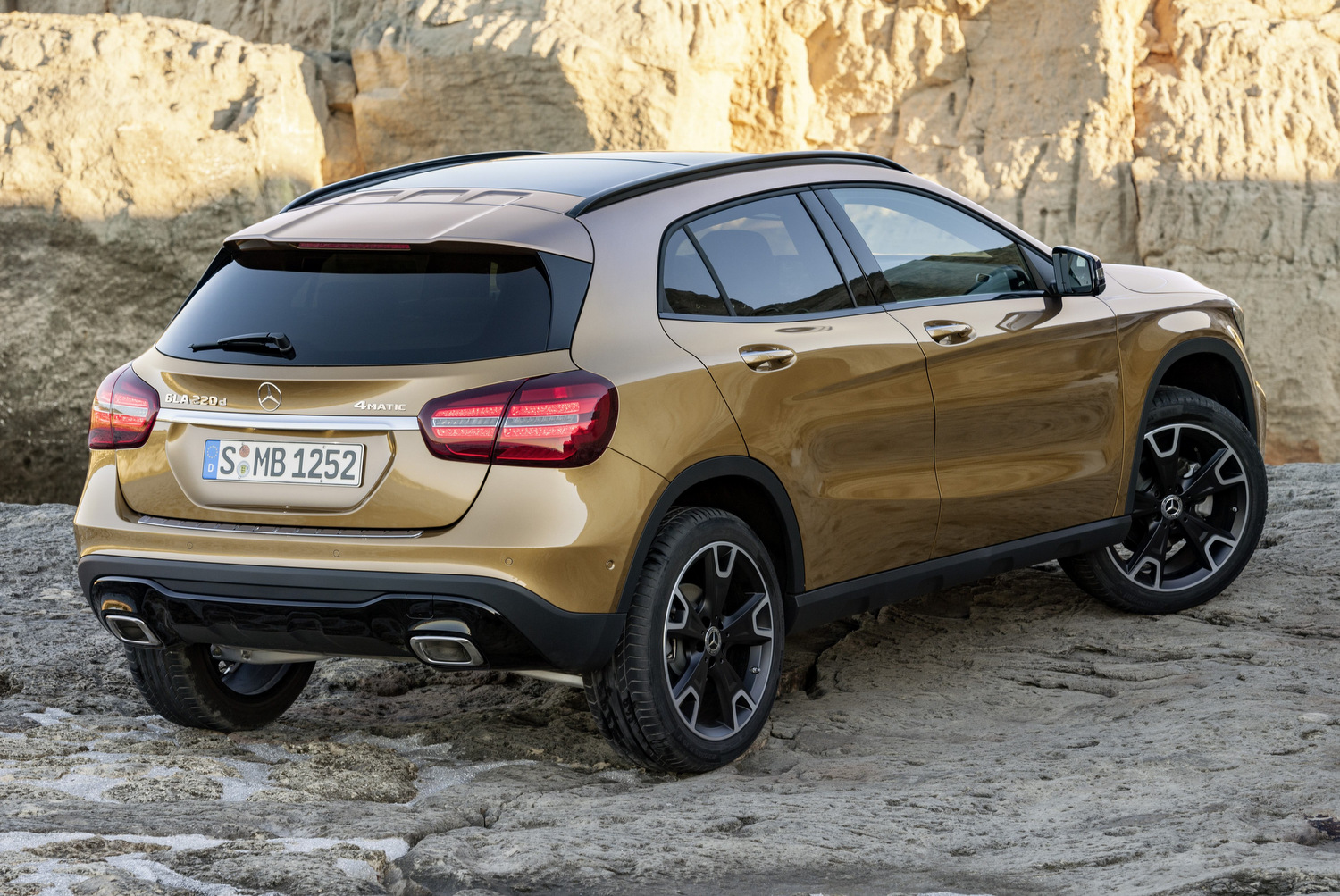 Mercedes GLA: krómban újult a crossover 19