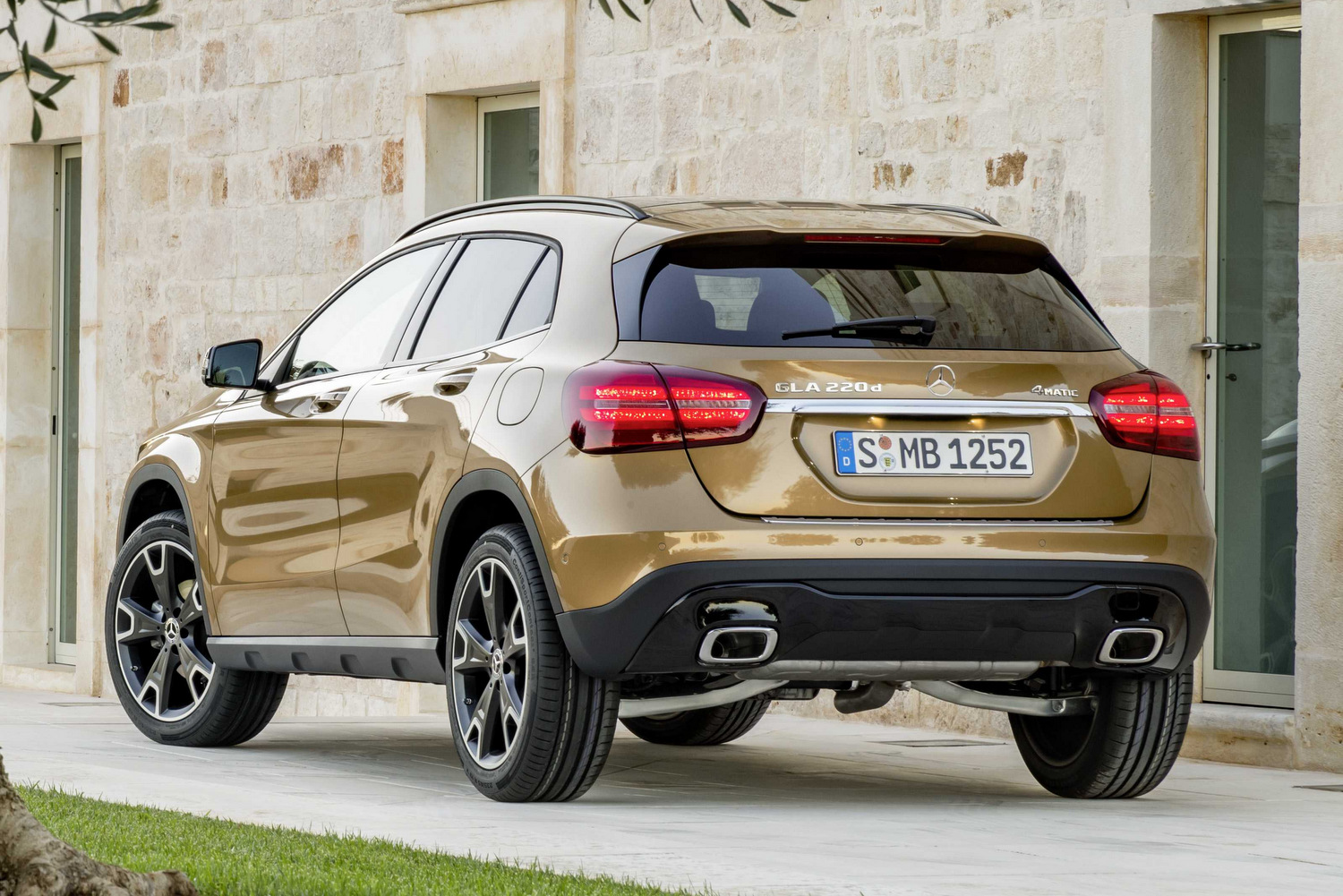 Mercedes GLA: krómban újult a crossover 31