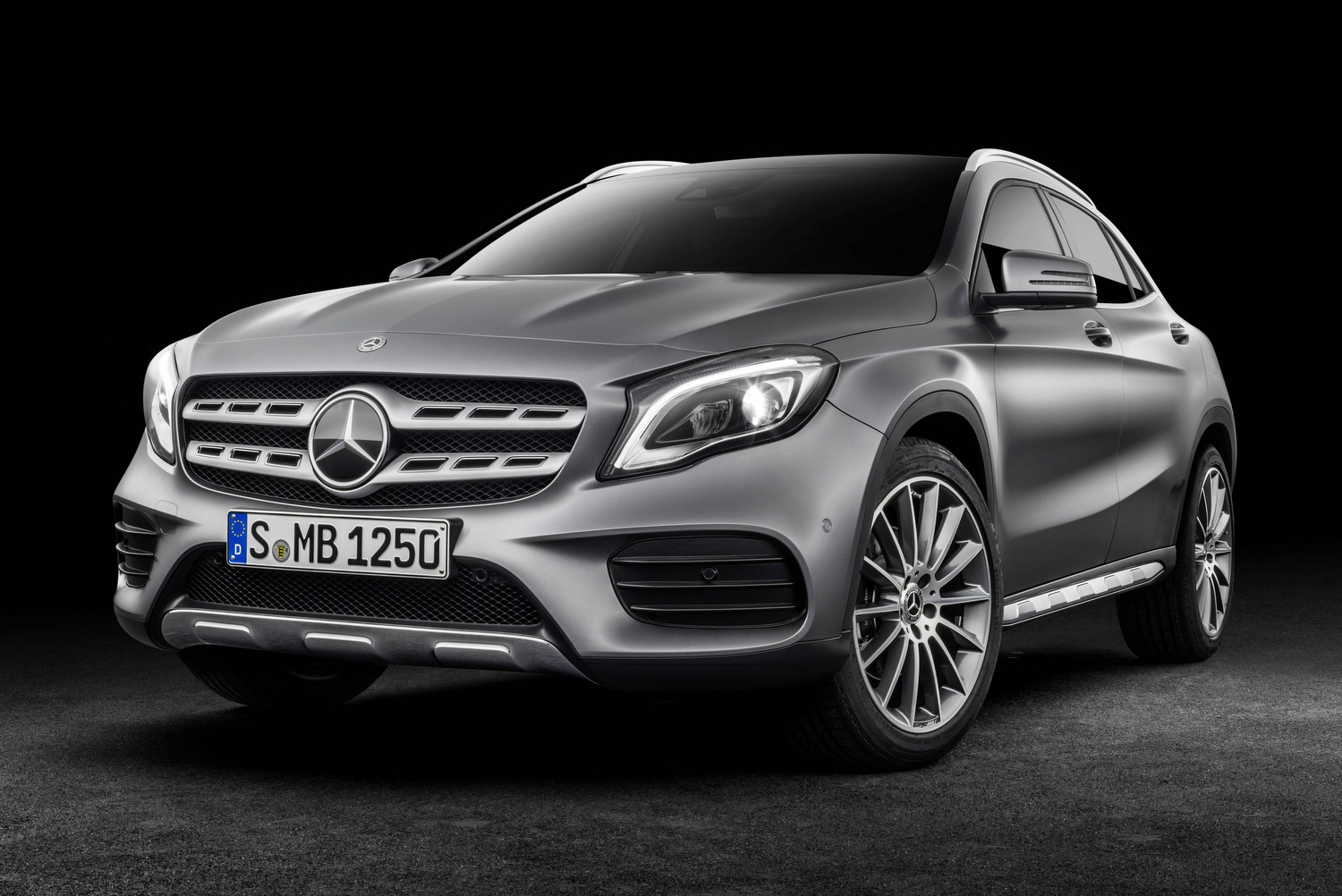 Mercedes GLA: krómban újult a crossover 32