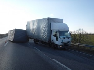 Felborult pótkocsi akadályozta a forgalmat az M7-esen - képek
