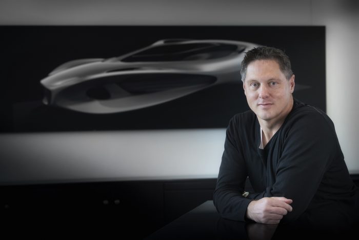 A jövőbe vitt el a Mercedes 1 Gorden Wagener, rá jellemzően teljes feketeségben. Pedig egy dizájner leginkább arról ismerhető fel, hogy elegánsan öltözik és furcsa cipőt hord.