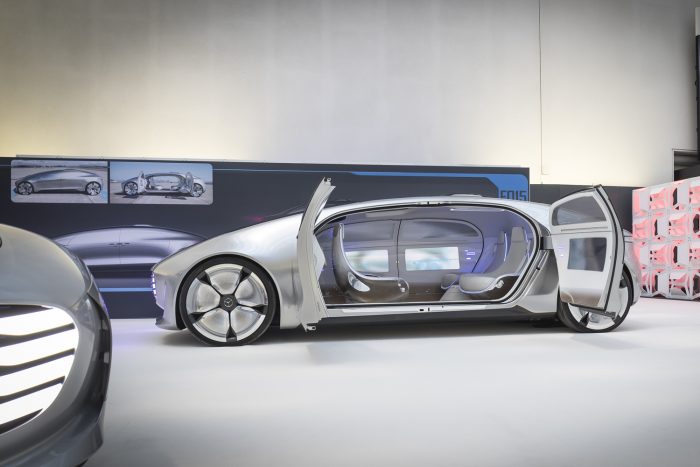 A jövőbe vitt el a Mercedes 4 Elektromos, így hosszú tudott lenni a tengelytáv, amiben elfér egy technokrata nappali